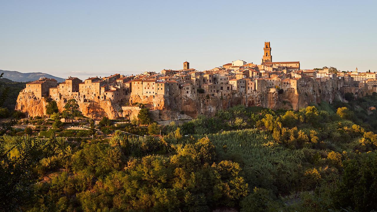 Nel regno del 'tufo': Sovana e Pitigliano